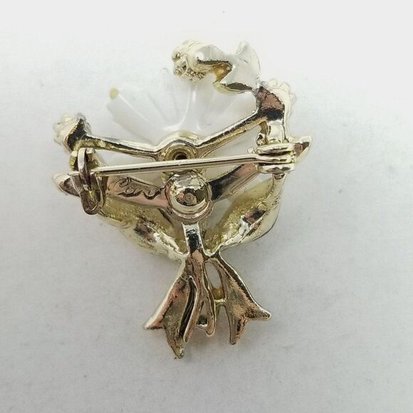 Vintage Coro White Flower Enamel Brooch, Signed Lapel Pin, Retro Estate - Picture 2 of 6